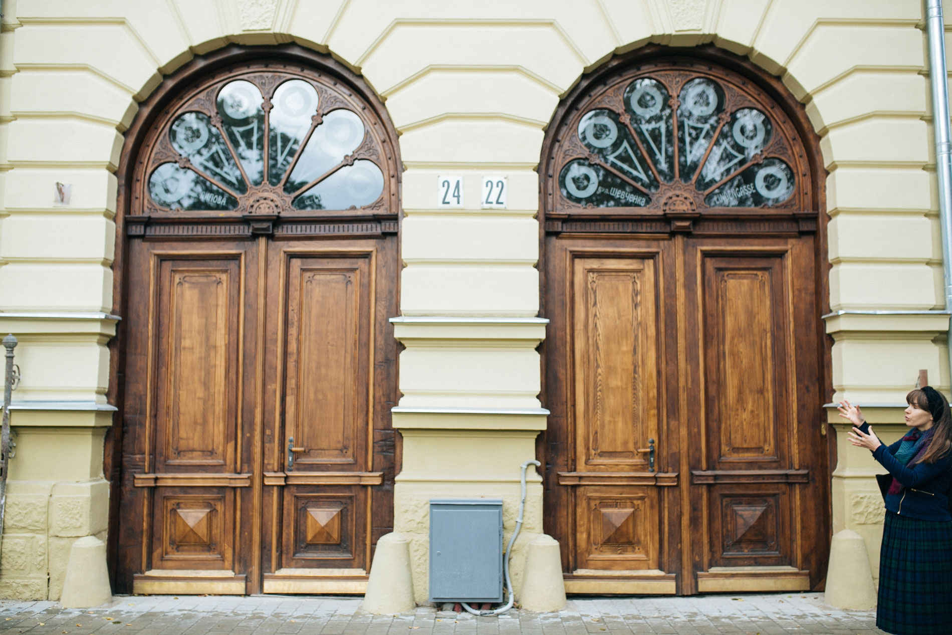 Les portes. Исторические двери. Двери МИД. Красивая старинная дверь в Санкт-Петербурге. Револьверная дверь в исторических зданиях.