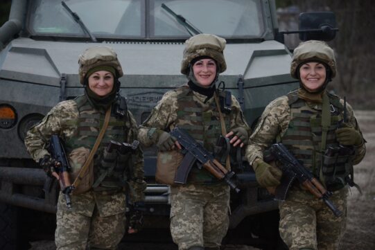 武装していてもいなくても、ウクライナの女性は自分の国を守る