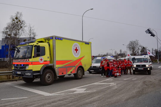 どのようにウクライナ赤十字社が戦争中に支援しているか