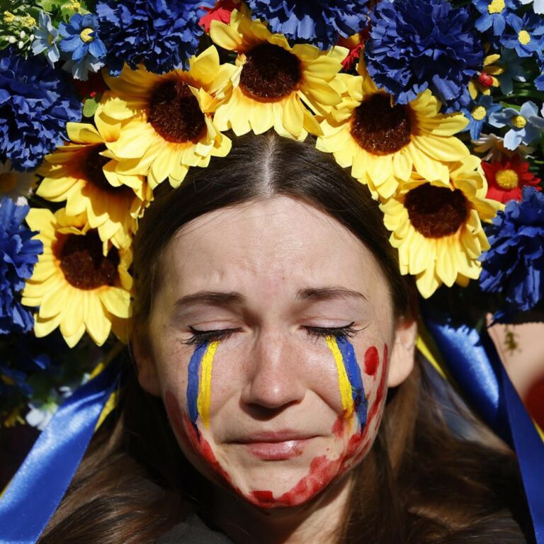 учасниця акції на підтримку України. Фото: TOLGA AKMEN via AFP.