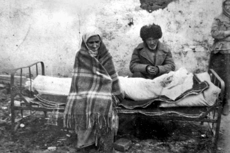 Інгуська сім’я Газдієвих біля тіла померлої доньки. Казахстан, 1944 рік. Фото з відкритих джерел.