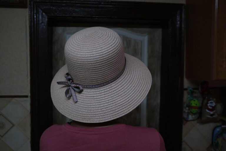 Пляжний капелюшок, у якому Юля здійснила мандрівку з Олешків до Херсона.