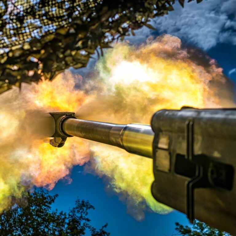 Постріл із гармати. Фото: Anton Shevelev