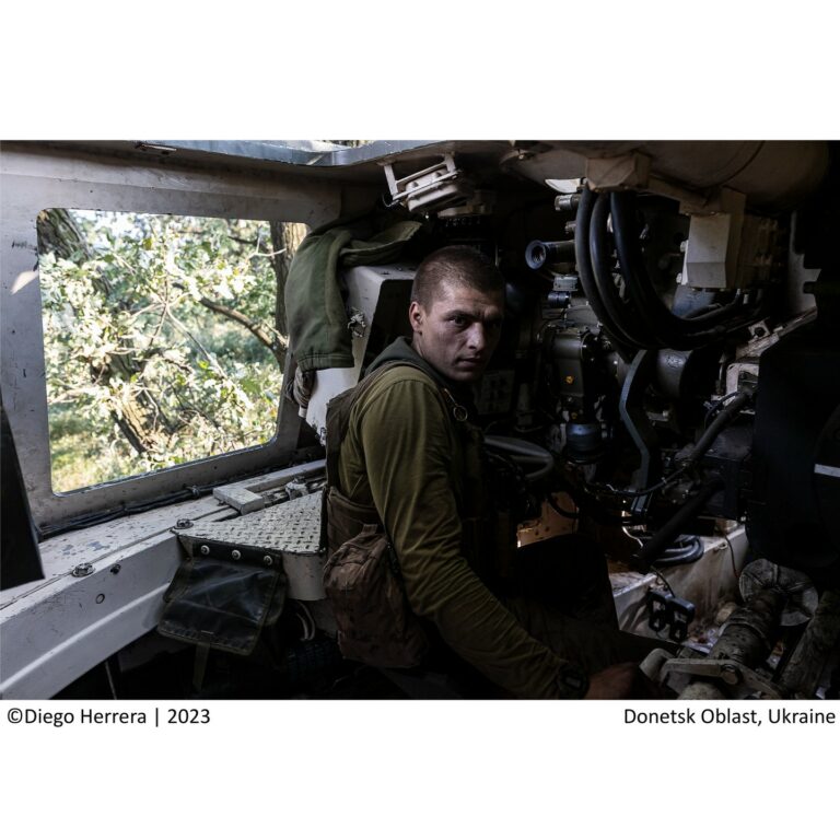 Український артилерист за роботою на передовій. Фото: Diego Herrera