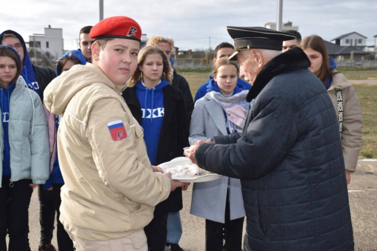 Consécration des élèves des établissements d'enseignement professionnel aux rangs de « Iounarmiya ». Au cours de la cérémonie, les enfants ont été accueillis par un participant à la guerre russo-ukrainienne. Sébastopol, novembre 2022. Photo : médias de propagande de la Fédération de Russie.