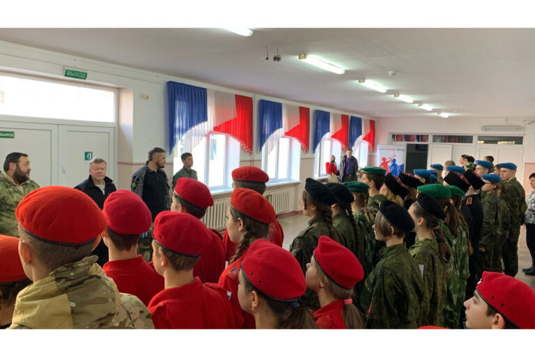 L'étape régionale du concours éducatif et sportif sur les premiers secours entre les équipes de « Iounarmiya », l'école secondaire n°18 du nom de I.I. Bogatyr. Simféropol, 2023. Photo : médias de propagande de la Fédération de Russie.