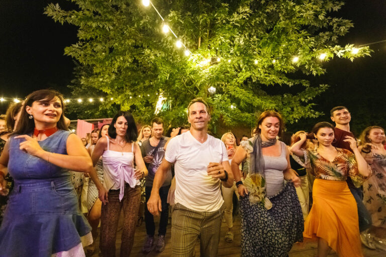 Fiestas de música cubana y bailes latinos en Cuba Camp. Isla Trujaniv, Kyiv.