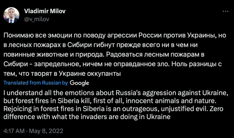 Tweets des Mitglieds des Nawalny-Teams Wladimir Milow. Im ersten Tweet behauptet er, dass Waldbrände in Sibirien sich nicht von den Taten der russischen Besatzer in den besetzten Gebieten der Ukraine unterscheiden. Im zweiten Tweet heißt es, „wenn die Einwohner der besetzten Gebiete der Ukraine die Besatzer stürzen, dann könnt ihr uns ja einen Kurs darin geben, wie man richtig ‚aussteigt‘“.