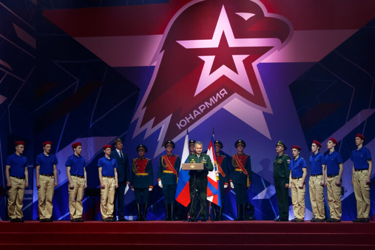 Children joining the Yunarmiya give an oath to Sergei Shoigu in a teleconference called “Moscow - Sevastopol - Volgograd - Samara”. Moscow, 24 May 2016. Photo: Russian propaganda media.