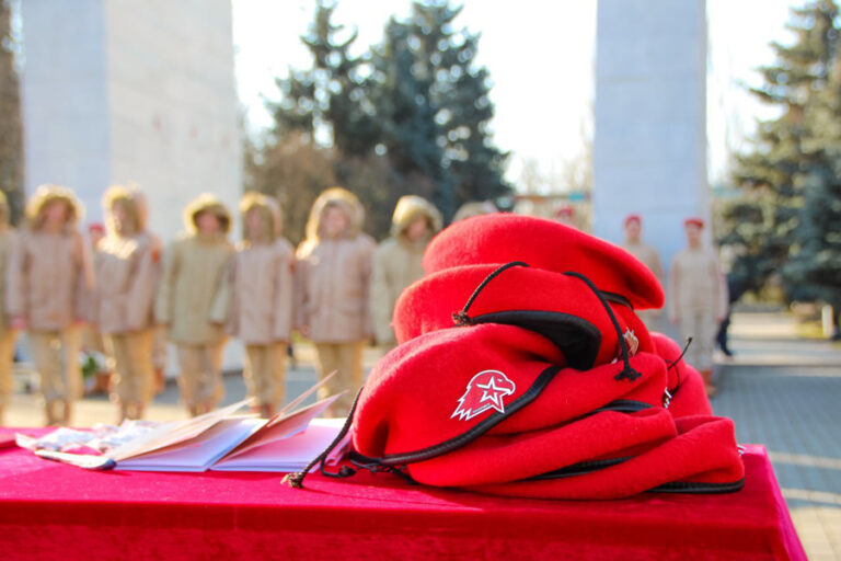 The first oath of allegiance for Yunarmiya members aged 10 to 18, held at a cemetery. Melitopol, February 2023. Photo: Russian propaganda media.