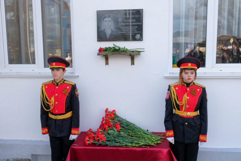 The unveiling of a memorial plaque to Valentyn Isaychev in the temporarily occupied city of Sudak. The boy was 21 years old at the time of his death. Photo: Russian propaganda media.