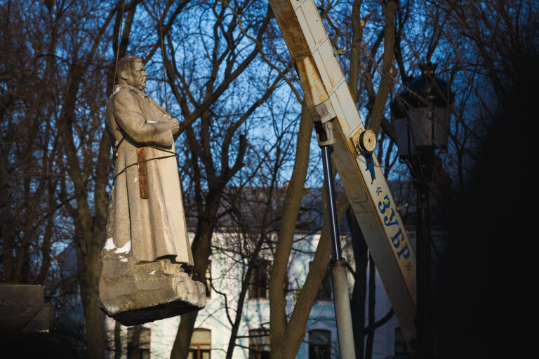 Демонтаж пам'ятника Ватутіну в Києві. Фото: Юрій Стефаняк.