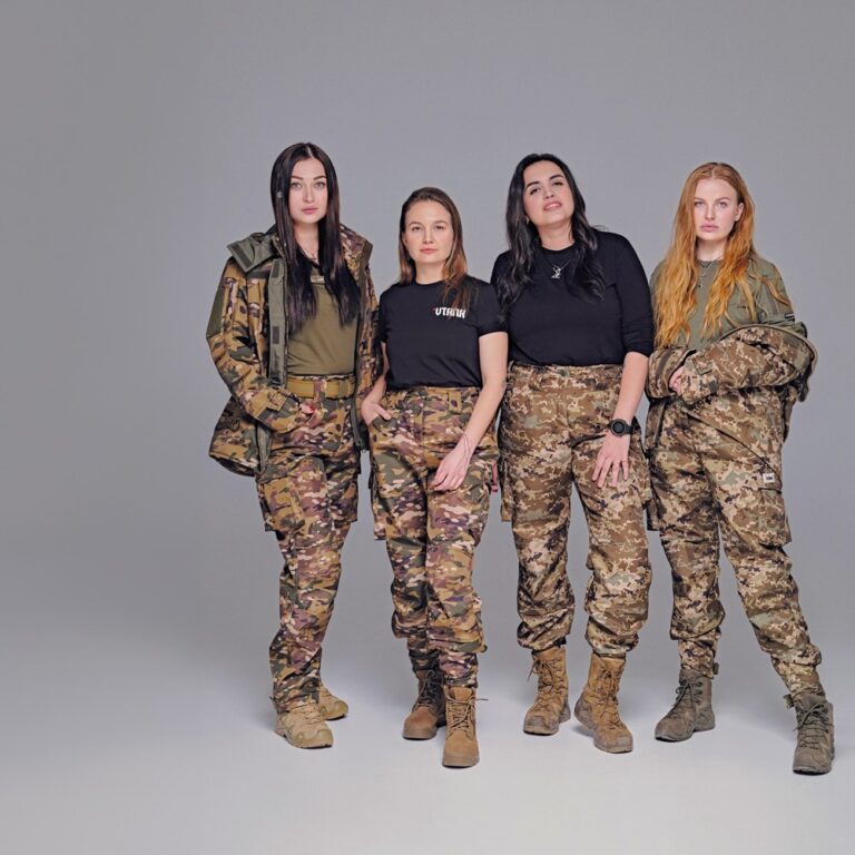 Les femmes vétérans en uniforme d’atelier de Veteranka